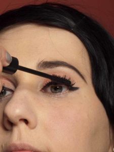 Dita von Teese - Make up Look schminken - Wimpern tuschen 1