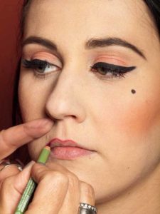 Dita von Teese - Make up Look schminken - Lippen schminken 1